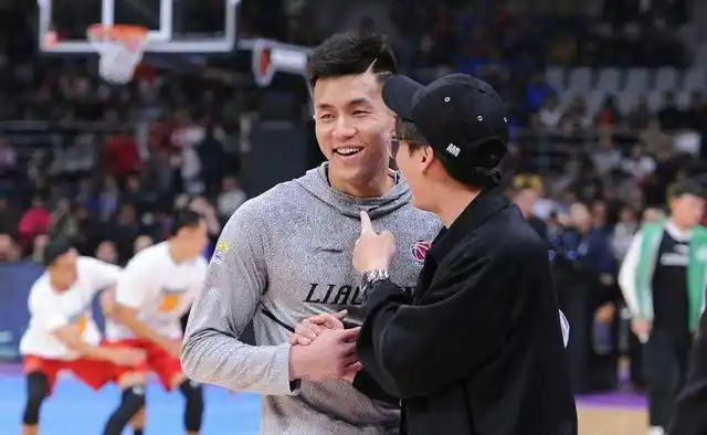 cba揭幕战,李易峰帅气现身辽宁主场为郭艾伦加油!