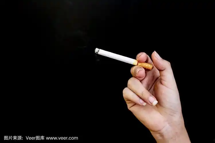 女人抽着烟,手里拿着烟的形象