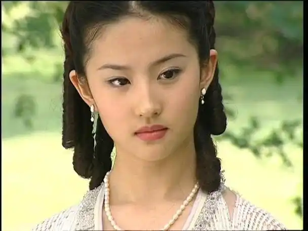 刘亦菲最新大片,齐刘海公主切造型,网友:人美什么发型都能驾驭