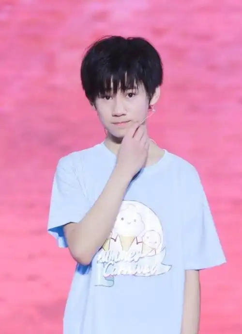 张真源幼崽时期的可爱瞬间~粉扑扑的小脸蛋儿刷新软萌新高度