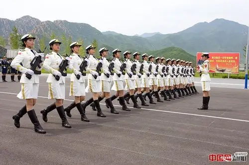 【图片欣赏】阅兵徒步方队:三军仪仗队方队首现女兵