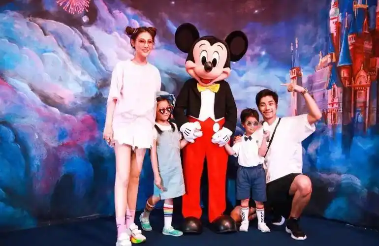 袁成杰一家4口同框女儿像极了陈芊芊儿子小小年纪就会装酷