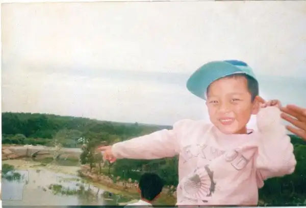 贾乃亮童年萌照曝光浓眉大眼 与甜馨搞怪大pk