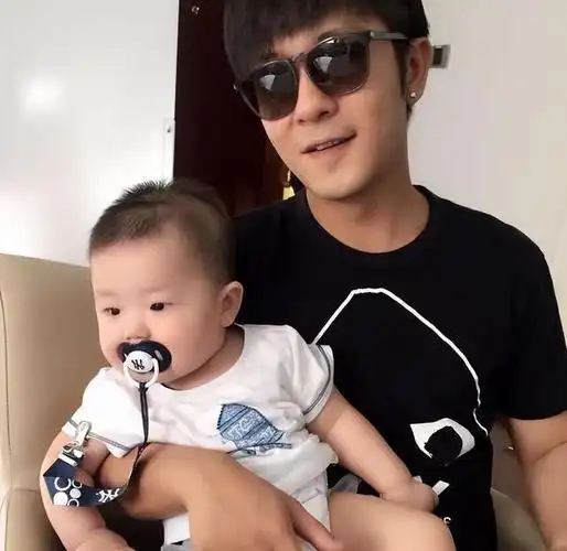 亲妈是导演干妈是导演20年都捧不红他却在娶妻改名后火了