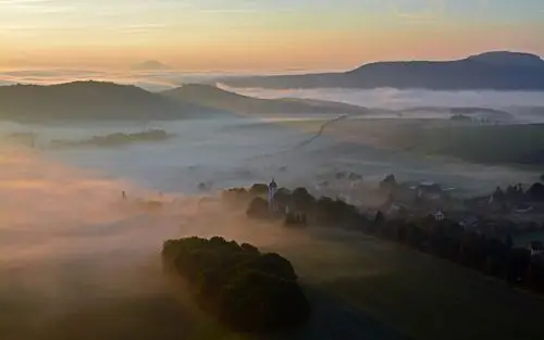 雾雾bw山风景高清壁纸2048x1536分辨率查看