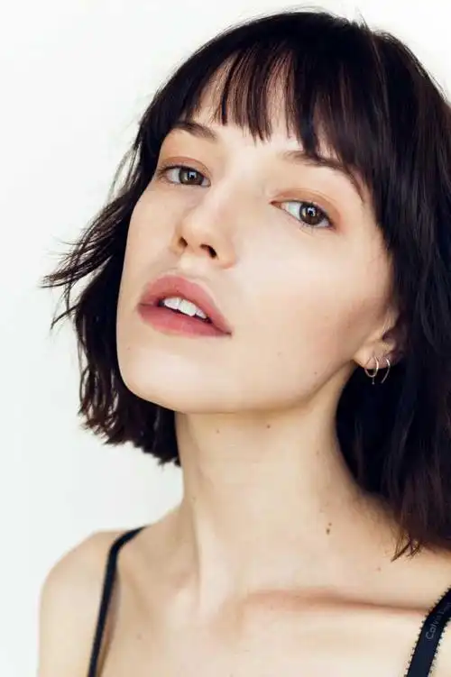 鼻子大,发际线高的女生适合什么样的短发?