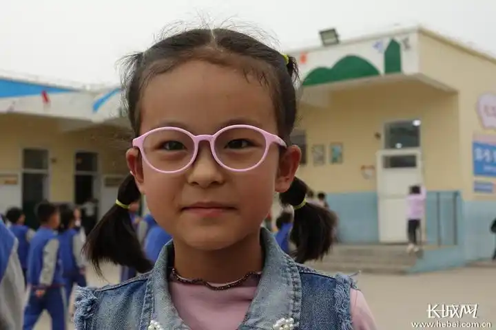 石家庄某小学参加某活动时发现,该学校五年级80余名学生,有30个戴眼镜