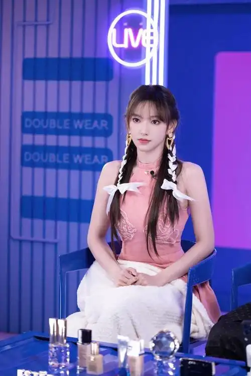 程潇惊艳出镜!水蜜桃色连衣裙甜美又时尚,让人爱不释手