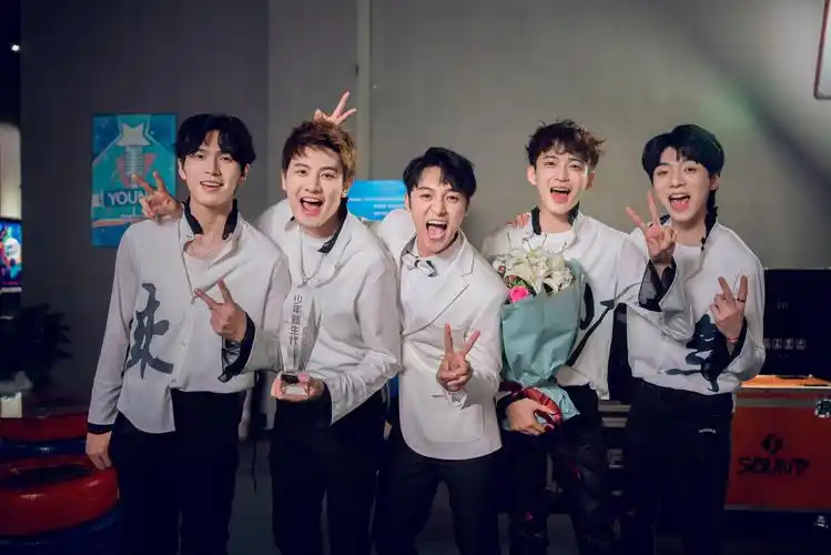 伍嘉成独挑大梁,新剧《乘风少年》,真实演绎现实版"x玖少年团"_手机