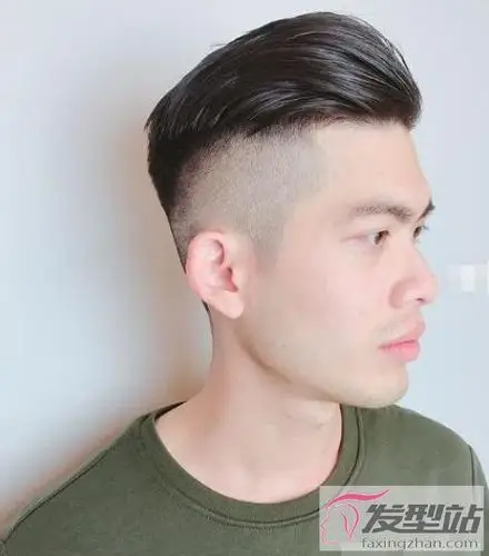 同样是一款适合男生的三面光发型,其余头发剃得很清爽,顶部头发则打造