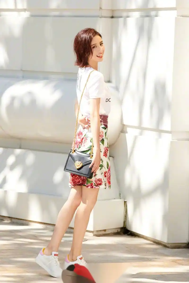 佟丽娅时尚街拍照,34岁秒变清新少女,一笑百媚生说的就是丫丫吧