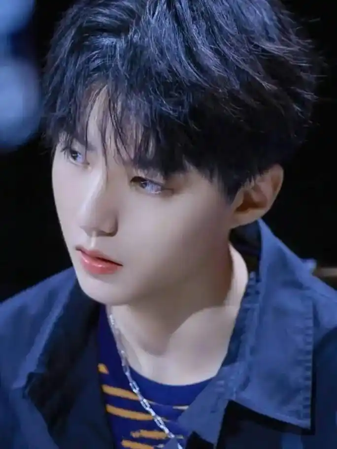 王俊凯让人心动的n个瞬间 #氛围感 #超级想见的人 是短发 - 抖音