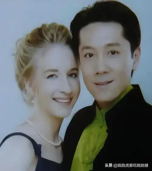 "不老男神"蔡国庆背后的贵人,藏了30年的妻子,培养俩优秀儿子