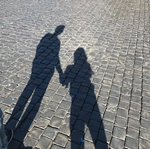 虽然这两张照片只是地下的影子照片,看到他们手牵手,jessica也接近权