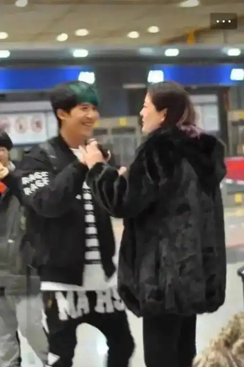 大张伟被曝美国有俩娃,疑全程保密长大已有十几岁,数次赴美实锤了?