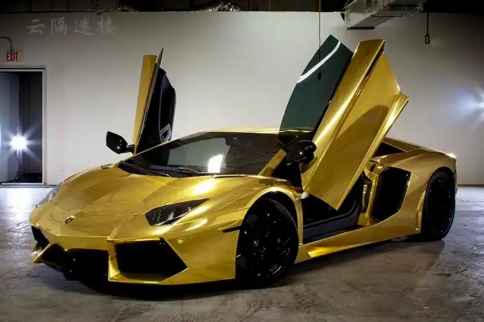8 12 全身镀金,黄金版兰博基尼现身街头引围观. 来源:新浪博客