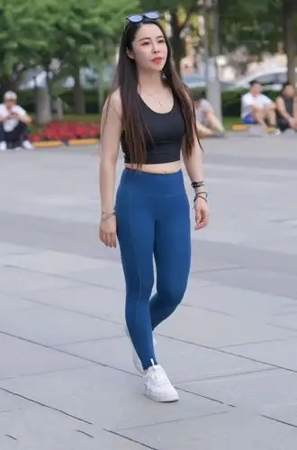 街拍,小姐姐穿上深蓝色牛仔裤之后,提升了气质与魅力_手机搜狐网