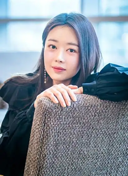 韩国艺人李秀敏接受专访拍写真,粉嫩桃花妆甜美气质迷人