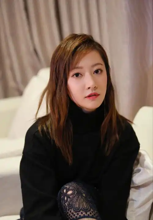 余玥国民校花活动照图片56