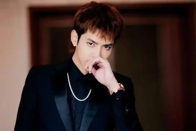 命理看吴亦凡下命运的转动人生低谷的前奏最全大运年运分析