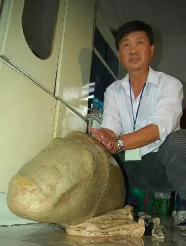 安徽凌家滩遗址发掘出土80公斤重"玉猪"