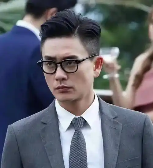 "冻龄男神"被揭穿,脸肿,僵硬,满脸皱纹,黄宗泽钟汉良贼明显_何炅