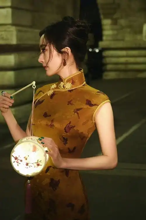 杨幂中秋节在法国时装周展现国风,旗袍造型获赞古韵美人