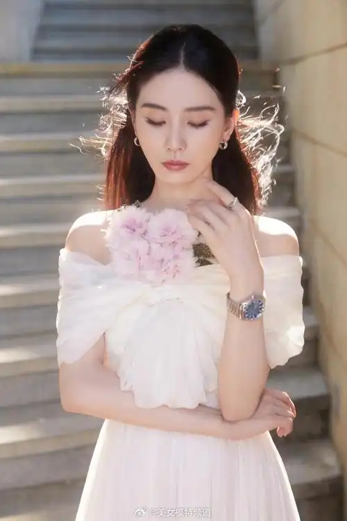 刘诗诗最新写真大片释出素雅白裙秀肩颈线条气质温柔