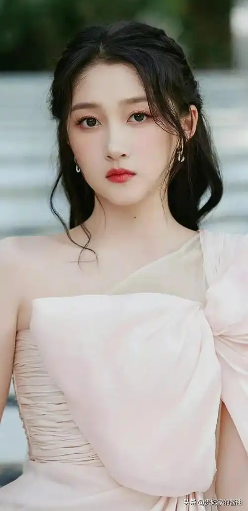 关晓彤个人简历资料(关晓彤) - 泉兴百科