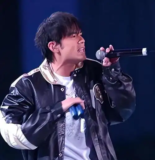 周杰伦连续发文"勿扰"不表态的事件,官方直接下场背书硬气回应