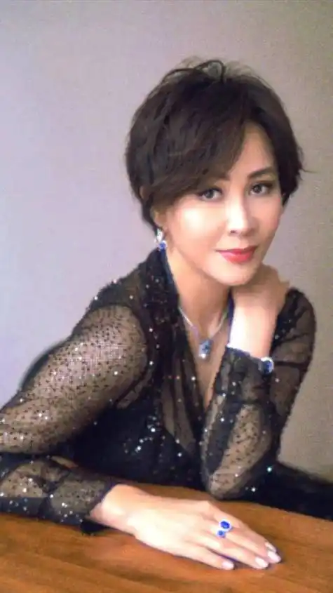 刘嘉玲58岁性感迷人,魅力依旧!_岁月_女性_角色