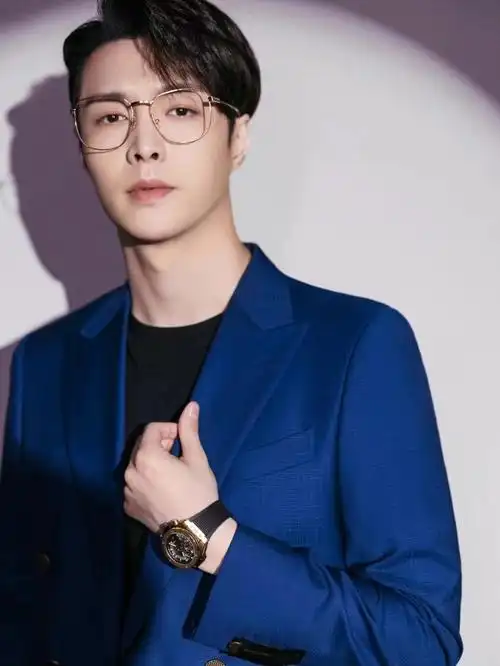 张艺兴的西服穿搭