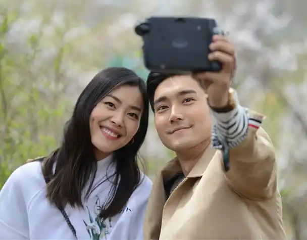 "什么都可以"俘获刘雯少女心"明明可以靠脸吃饭,偏偏还这么有钱"郑爽