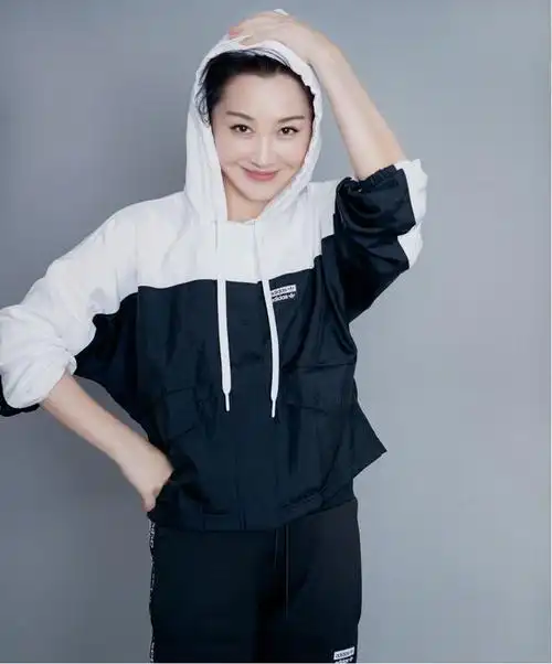 许晴机场私服超减龄白t恤搭牛仔背带裤齐肩短发哪像50岁