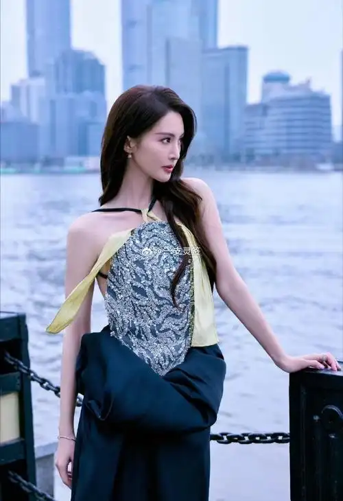 金晨露背钻石肚兜造型性感又高贵,倚靠在江畔氛围感拉满,这身材真的