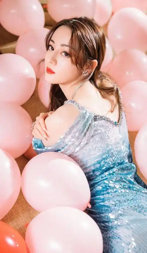 成名照:迪丽热巴海深v低调蓝色亮片人鱼裙,优雅又时尚的身材_写真