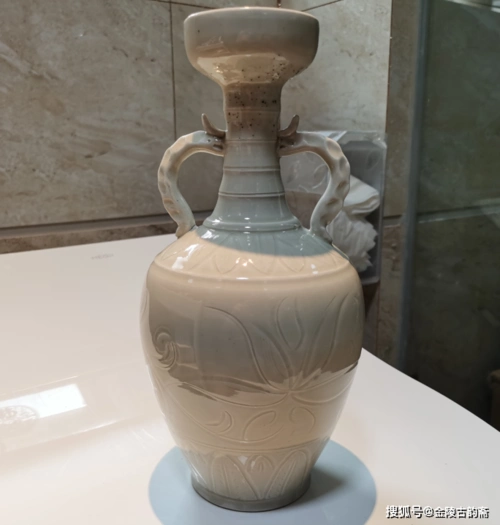 我的镇斋之宝39:宋定窑"易定"款白釉缠枝莲纹双龙耳侈口瓶_瓷器