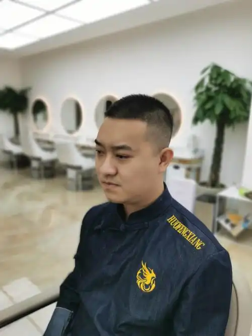 最简单直接的一款短发,两边渐变,上面短毛寸,适合人群,无时间打理发型