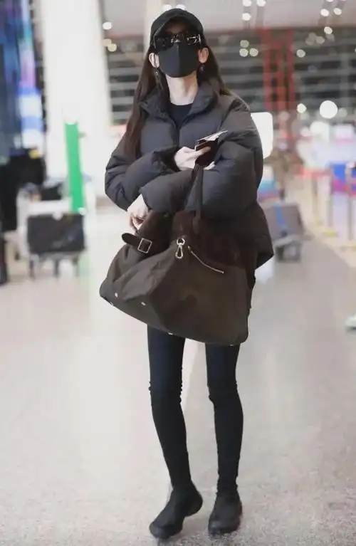 被古力娜扎机场街拍惊艳到了简约黑酷装舒适时尚又好看