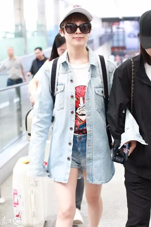 谢楠牛仔衣搭配牛仔短裤现身机场一路上挽着好友的手笑容灿烂