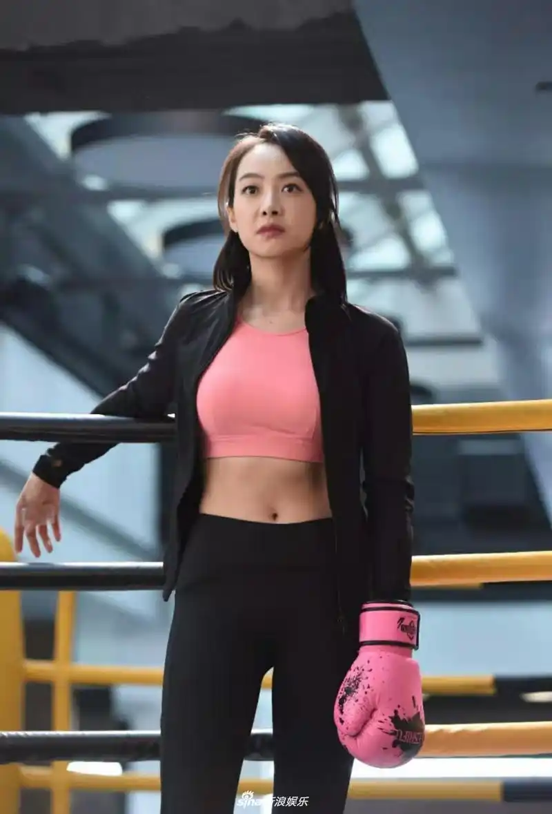 组图:宋茜拍摄新剧状态佳 穿运动背心露脐大秀好身材