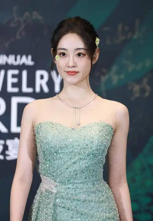 祝绪丹芭莎珠宴浅绿开衩礼服,完美平衡性感与清纯!_时尚_连衣裙_珠宝