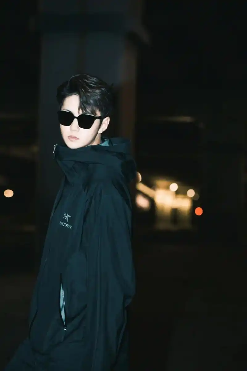 王嘉尔怎么能不和自己的爱车来一组照片.#墨镜杀 #男生写真  - 抖音