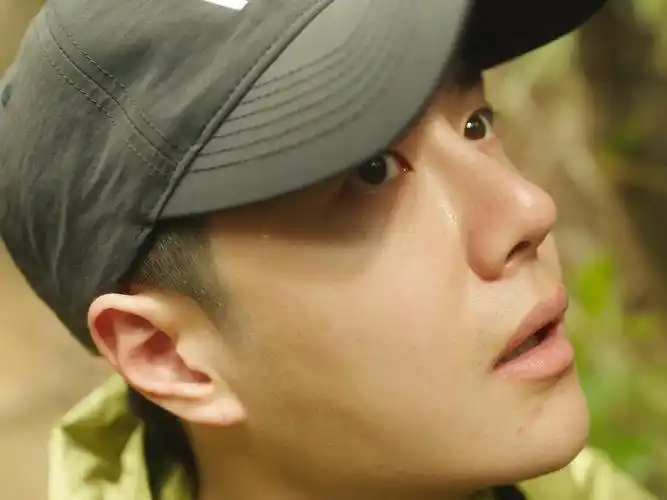 可还是完全能扛得住镜头, 在这么近距离的拍摄下, 应该没有几个男明星