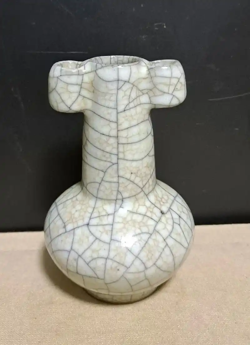 宋代哥窑小贯耳瓶!高11厘米72口径2.3厘米72底足4厘米 @ - 抖音