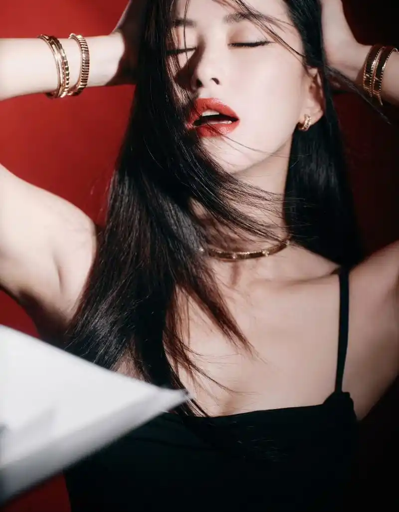 朱珠这身材真是绝了,黑裙配红唇,性感优雅明艳动人,爱了爱了!