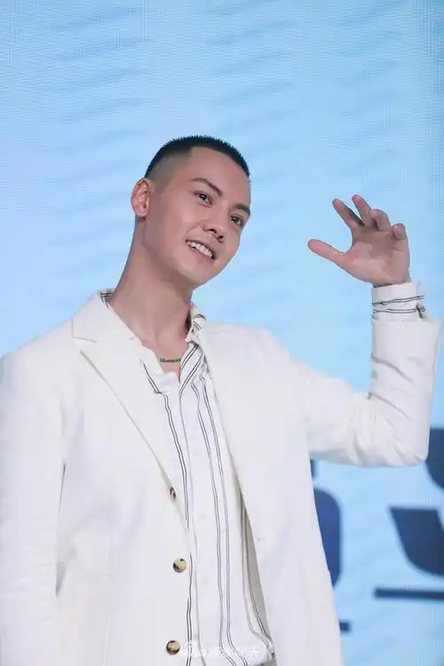 组图:陈伟霆以寸头公开亮相超a 一身白西装雅痞帅气