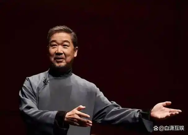 69岁张国立爬山被偶遇,头发胡须花白,热情和路人打招呼太亲切!