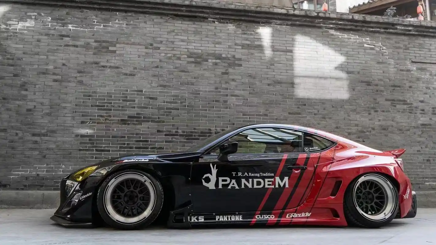 阿呆车服漆面改色膜丰田86经典红与黑拼接