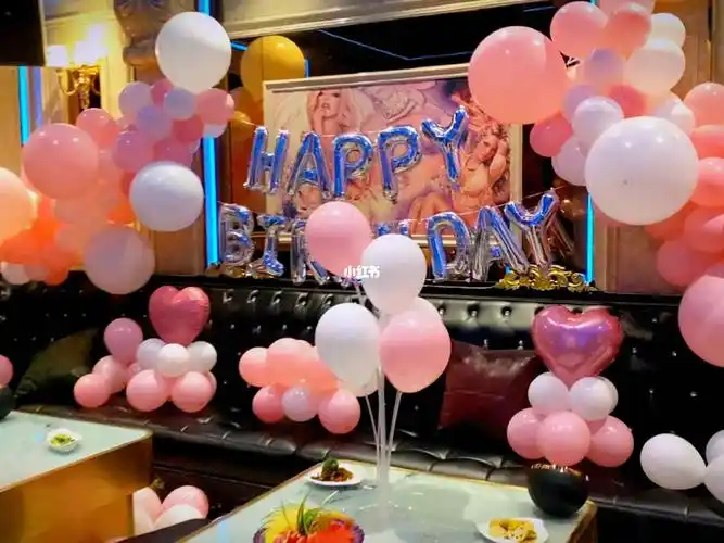南宁ktv生日包厢布置粉色气球链桌飘爱心